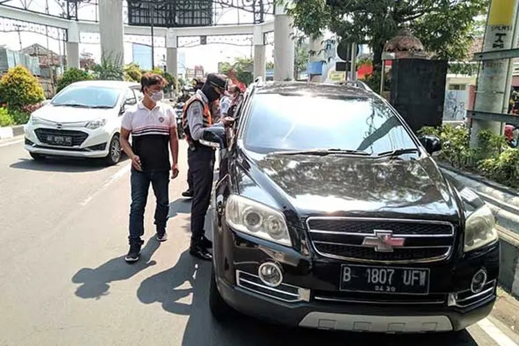 Petugas Dishub Surakarta memeriksa pengendara berpelat luar kota di Tugu Makutha, batas wilayah Kota Solo. (dok Dishub Surakarta).