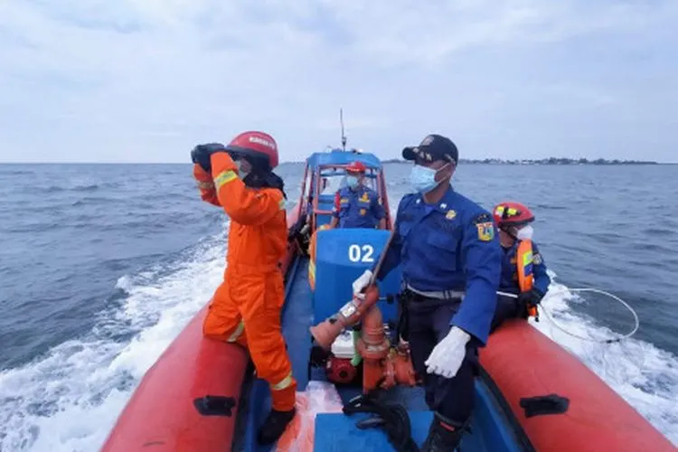 petugas gabungan dari Kepulauan Seribu membantu proses pencarian korban pesawat Sriwijaya Air SJ182