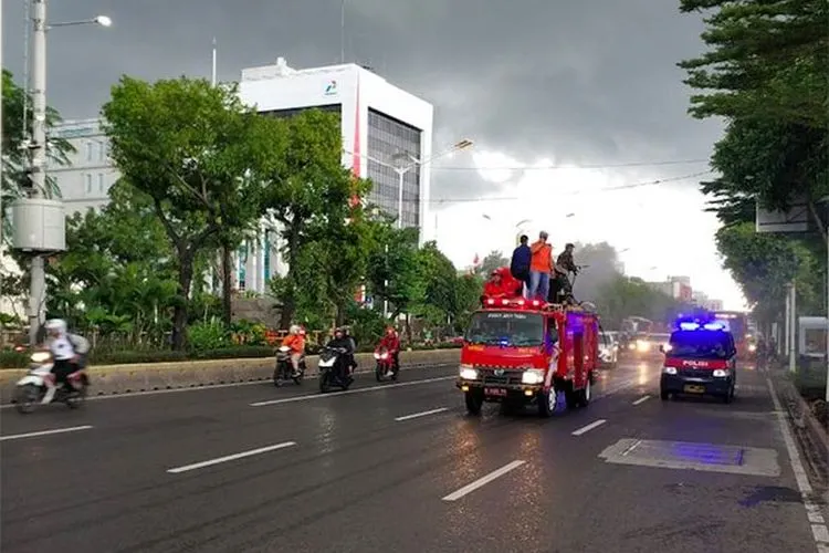 Pemprov DKI Jakarta melakukan penyemprotan disinfektan terhadap beberapa ruas jalan dan fasilitas umum di wilayah DKI Jakarta, Minggu (22/3/2020). (Jawapos.com/Istimewa)