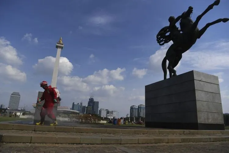 Ilustrasi - Petugas menyemprotkan cairan disinfektan di kawasan Tugu Monas, Jakarta Pusat (Rabu, 17/6/2020). (Antara Foto/Wahyu Putro A)