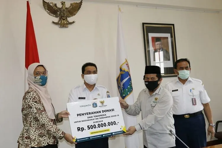 Tokopedia menyerahkan donasi Rp500.000.000 untuk membantu Pemprov DKI Jakarta dalam penanganan wabah COVID-19. (Dok. Humas Pemprov DKI)
