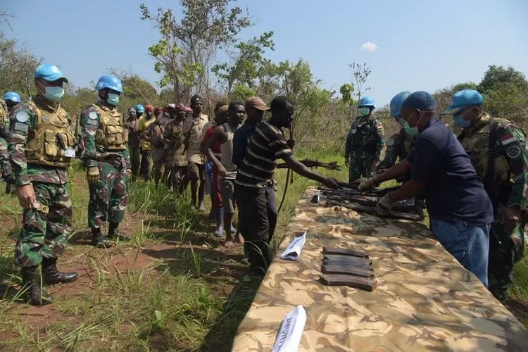 Para eks kombatan menyerahkan puluhan pucuk senjata api kepada Satgas TNI Konga XXXIX-B RDB Monusco (Puspen TNI)