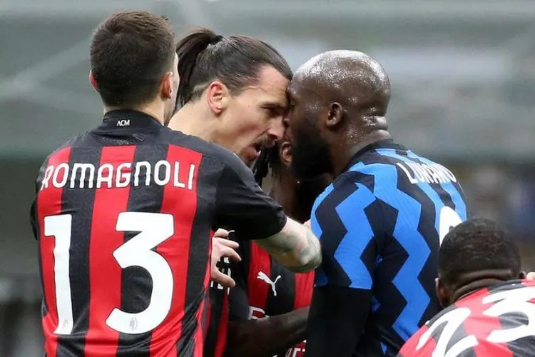 Penyerang Inter Milan Romelu Lukaku (kanan) bersitegang dengan striker AC Milan Zlatan Ibrahimovic. Foto: EPA-EFE/MATTEO BAZZI