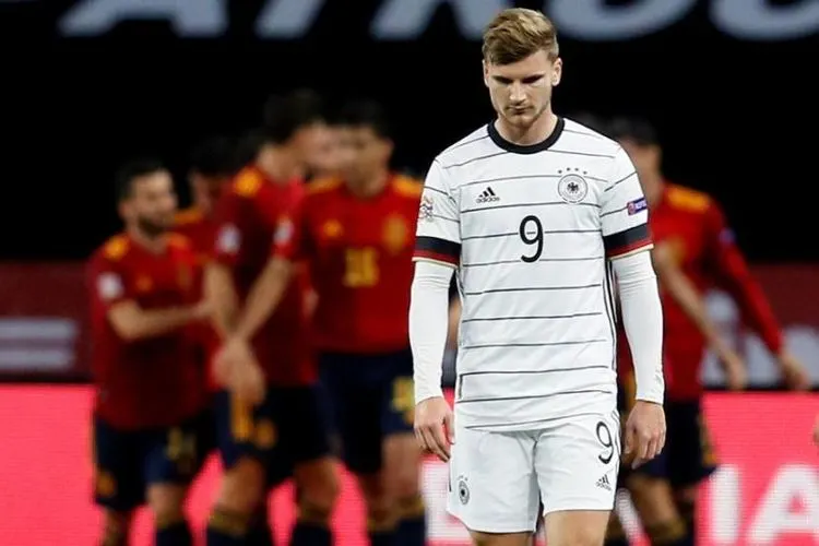 Penyerang Jerman Timo Werner tertunduk setelah gawang timnya dijebol Spanyol dalam pertandingan UEFA Nations League. Foto: EPA-EFE/Julio Munoz