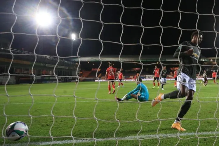 Penyerang Manchester United Marcus Rashford menjebol gawang Luton Town di Piala Liga Inggris. Foto: EPA-EFE/Nick Potts