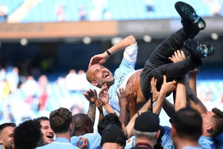 Pelatih Manchester City Pep Guardiola digotong oleh para pemain setelah Manchester Biru menjadi juara Liga Inggris pada musim 2017/2018/mancity.com