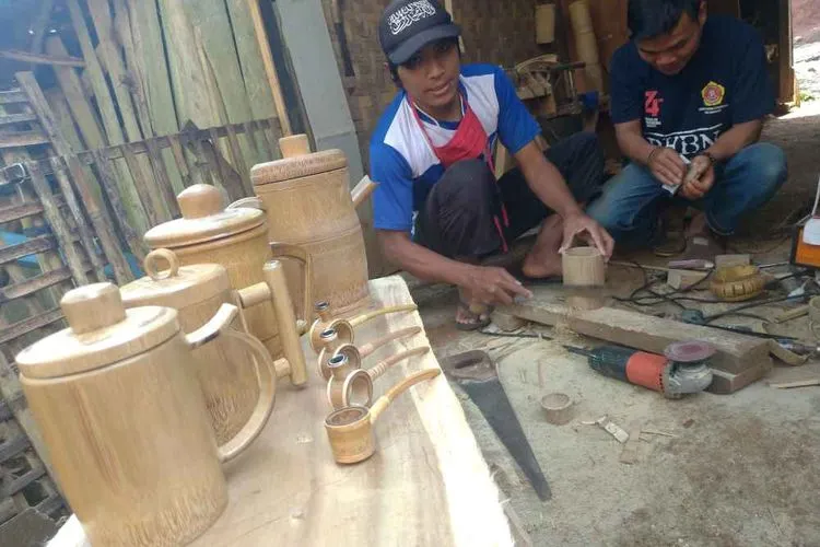 Perajin bambu Gunung Halu ingin pemerintah lebih memperhatikan dan turun tangan memasarkan produknya. (Ayobandung/Tri Junari)