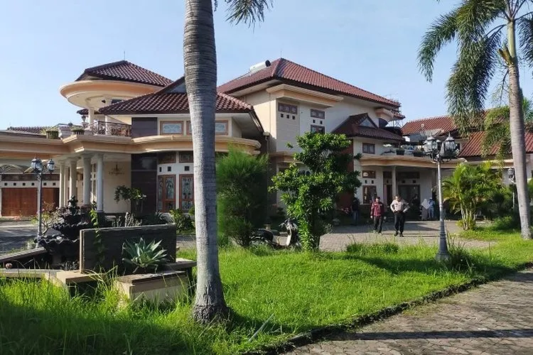 Kediaman Udin, pemilik toko Aneka sandang di Desa Pangkalan, Kecamatan Ciawigebang