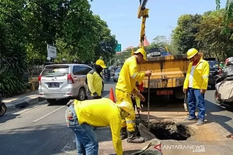 Suku Dinas Bina Marga Jakarta Timur memperbaiki kerusakan badan jalan yang ambles di lintasan Jalan Raya Bogor depan Balai Latihan Kerja (BLK), Minggu (6/10/2019)/Antara/Sudin Bina Marga Jaktim