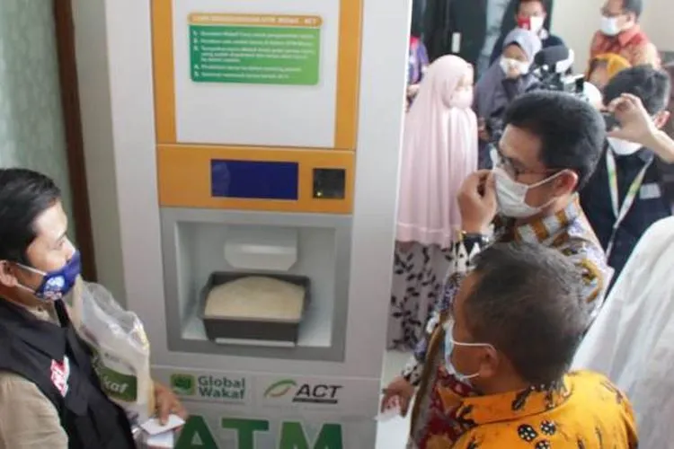 Wakil Wali Kota Jakarta Barat (Jakbar), M. Zen, bersama team ACT meresmikan ATM beras di daerah Grogol Petamburan / barat.jakarta.go.id