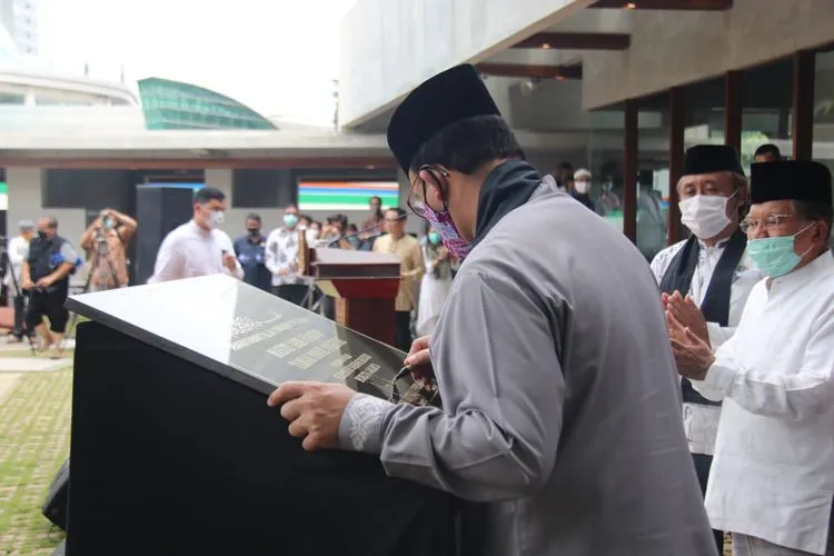 Gubernur DKI Jakarta, Anies Baswedan meresmikan Masjid Amir Hamzah di Taman Ismail Marzuki, Menteng, Jakarta Pusat, Jumat (3/7/2020). dok