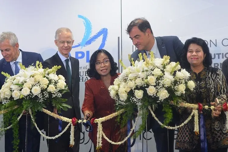 Direktur Jenderal Kefarmasian dan Alat Kesehatan Kemenkes RI, Engko Sosialine Magdalene (dua dari kiri), dalam peresmian NDC, Senin (3/2/2020). (Ayojakarta.com/Hendy Dinata)