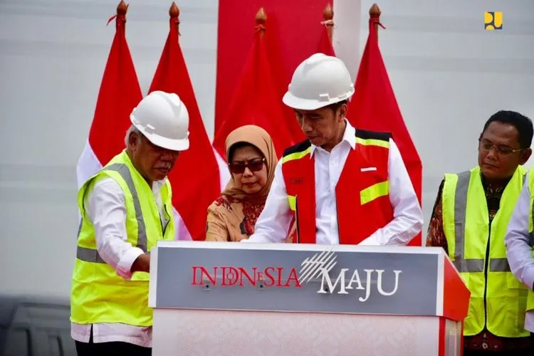 Presiden Jokowi dan Menteri PUPR, Basuki Hadimuljono saat meresmikan Tol Layang Japek (Humas KemenPUPR)