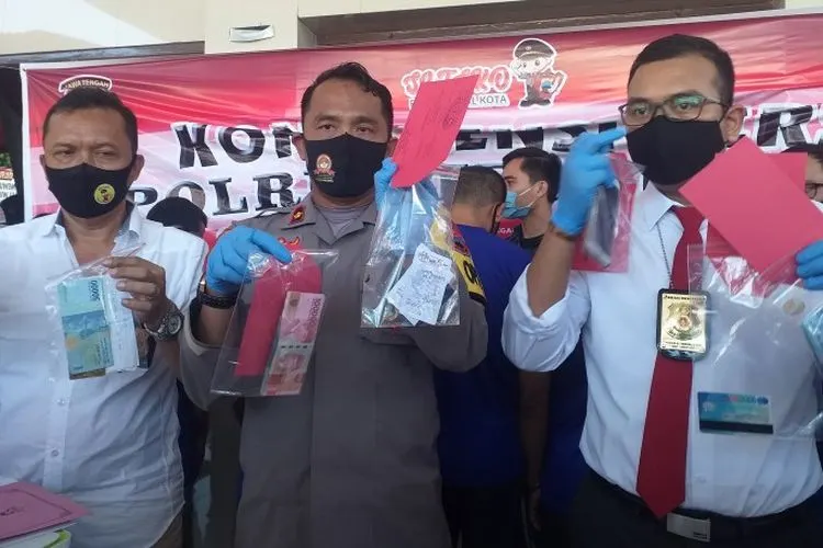 Wakapolres Tegal Kota Kompol Joko Wicaksono saat menunjukan barang bukti pada konferensi pers, Selasa (30/6/2020). (Ayotegal.com/Lilisnawati)