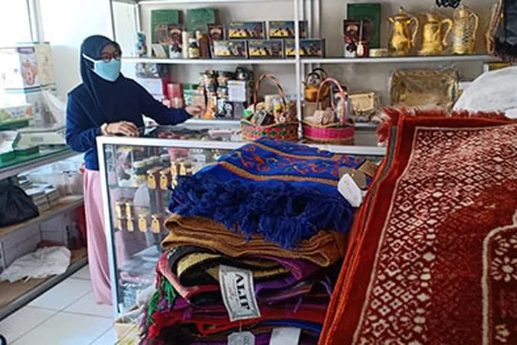 Beberapa dagangan di toko perlengkapan dan oleh-oleh haji di sekitar Kauman sepi pembeli.  (ayosemarang.com/Vedyana)