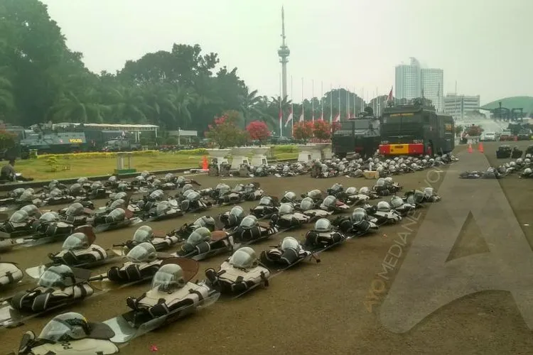 Perlengkapan anti huru-hara disiapkan aparat Polri dalam menghadapi rencana unjuk rasa Aliansi Mahasiswa Indonesia di depan Gedung DPR RI, Jakarta, hari ini (Senin, 30/9/2019)/Ayojakarta.com