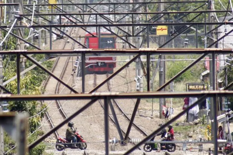 Kendaraan roda dua melintas di perlintasan sebidang kereta api di Bogor, Jawa Barat, Selasa (10/9/2019)/Antara Foto
