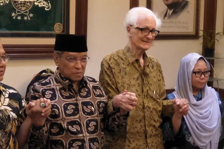 Sejumlah tokoh agama berpegangan tangan bersatu agar Papua damai di PBNU/Ayojakarta.com