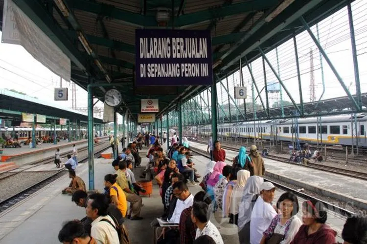 Calon penumpang menunggu kereta di Peron Stasiun Manggarai, Jakarta Selatan/Berita Kota
