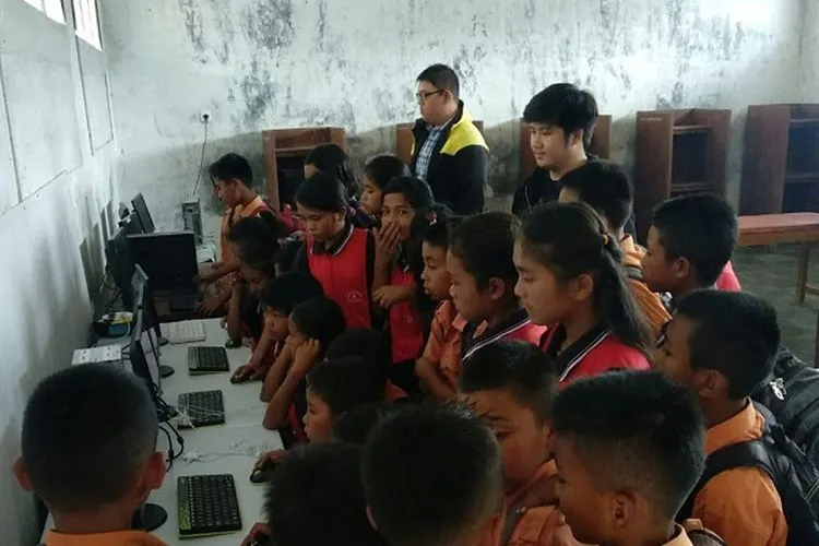 Para murid SMPN 02 Sipahutar, Tapanuli Utara, Sumatera Utara, menikmati perpustakaan digital yang dibuat tim Universitas Bina Nusantara