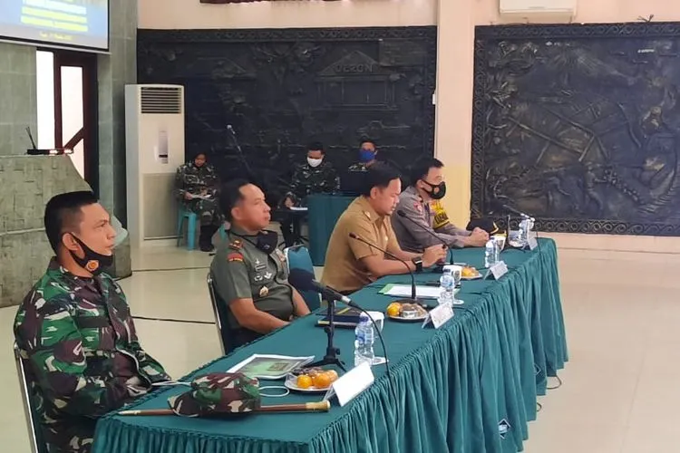Wali Kota Bogor Bima Arya dan TNI saat mempersiapkan kunjungan PM Jepang ke Istana Kepresidenan di Kota Bogor/ dok