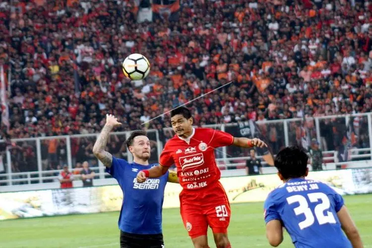 Pesepak bola Persija Jakarta Bambang Pamungkas (tengah) berebut bola diudara dengan pesepak bola PSM Makassar Marc Klok (kiri) dalam final Kratingdaeng Piala Indonesia 2018 leg pertama di Stadion Gelora Bung Karno, Jakarta, Minggu (21/7/2019). Persija Jakarta menang dengan skor 1-0. (ANTARA)