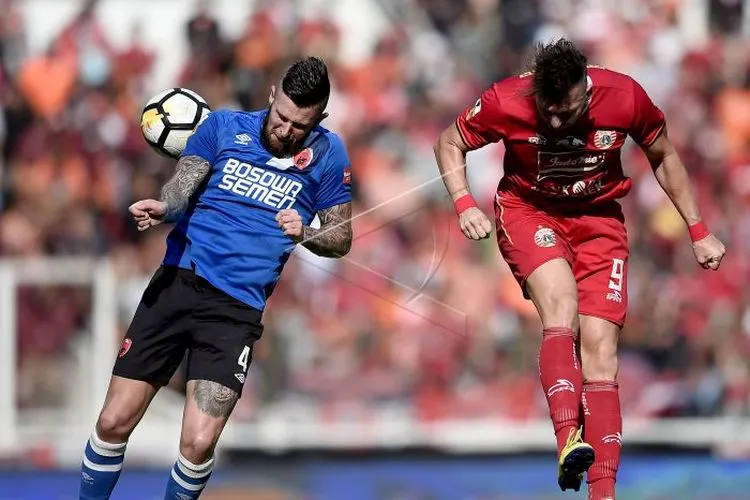 Pesepak bola Persija Jakarta Marko Simic (kanan) berusaha menyundul bola dengan dihadang pesepak bola PSM Makassar Aaron Michael Evans (kiri) dalam pertandingan Final Piala Indonesia 2018-2019 leg pertama di Stadion Utama Gelora Bung Karno (GBK), Senayan, Jakarta, Minggu (21/7/2019). (ANTARA)