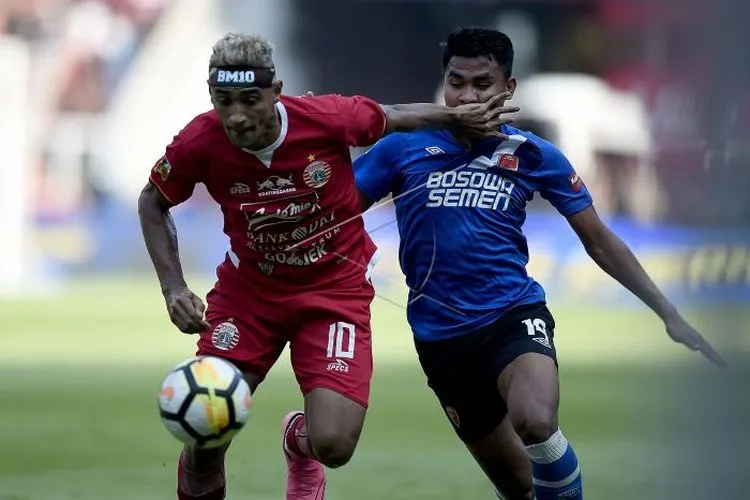 Ilustrasi—Pesepak bola Persija Jakarta Bruno Matos (kiri) berebut bola dengan pesepak bola PSM Makassar Asnawi Mangkualam Bahar (kanan) dalam pertandingan Final Piala Indonesia 2018-2019 leg pertama di Stadion Utama Gelora Bung Karno (GBK), Senayan, Jakarta, Minggu (21/7/2019). (ANTARA)