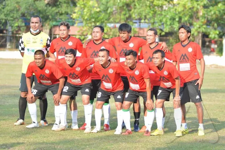 Tim Persija Glory 2001 saat berfoto bersama di Lapangan Banyuanyar, Solo, Sabtu (8/8/2020). (Ayojakarta.com/Budi Cahyono)