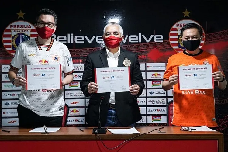 Tangkapan layar jumpa pers virtual peluncuran aplikasi game Persija Jakarta, Selasa (19/5/2020). Kiri ke kanan: Mochtar Sarman (Ceo Juara), Ambono Janurianto (Direktur Utama Persija), dan Michael Budi (Co-Founder dan CEO Wir Group).