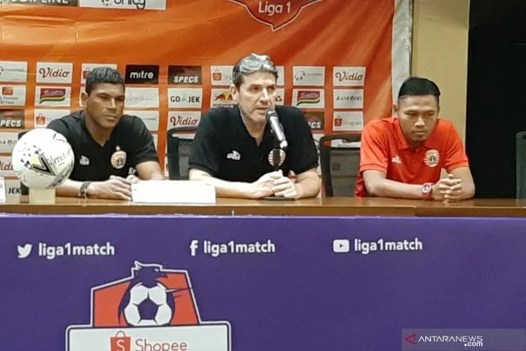 Pelatih Persija Jakarta Julio Banuelos (tengah) dan bek Persija Tony Sucipto (kanan) memberikan keterangan kepada media sebelum laga kontra Persib Bandung dalam lanjutan Liga 1 Indonesia 2019 di Stadion Utama Gelora Bung Karno, Jakarta, Selasa (9/7/2019). (Antara)