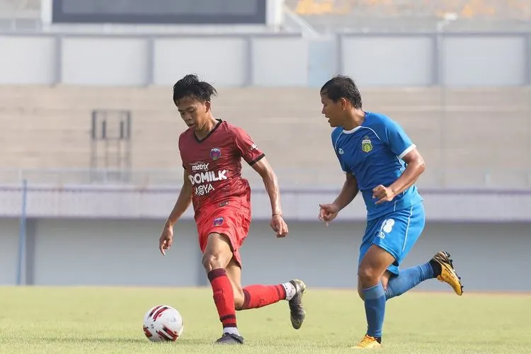 Gelandang Bhayangkara FC, Adam Alis membayangi pemain Persita Tangerang dalam partai uji coba di Stadion Sport Centre, Kelapa Dua, Tangerang, Sabtu (19/9/2020). (dok Media Persita Tangerang)