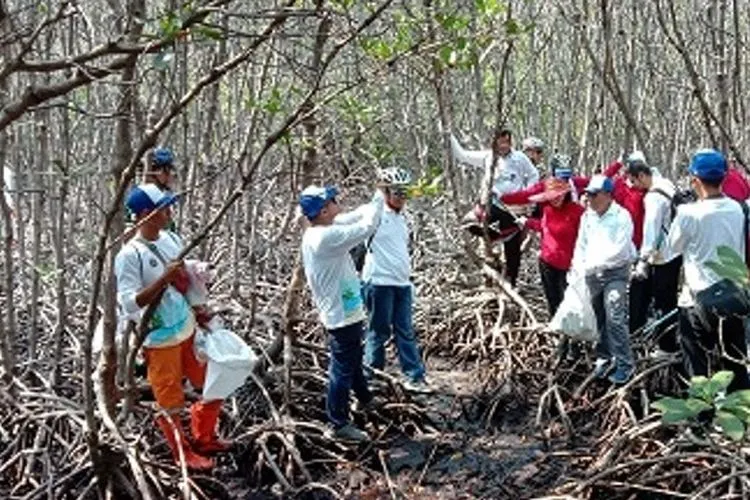 Bersih-bersih Pulau digelar Pemkab Kepulauan Seribu bersama Pertamina Hulu Energi/pulauseribu.jakarta.go.id