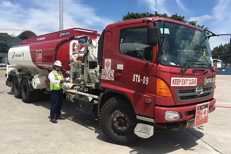Petugas pertamina melakukan pengecekan di truk distribusi Pertamina (dok)