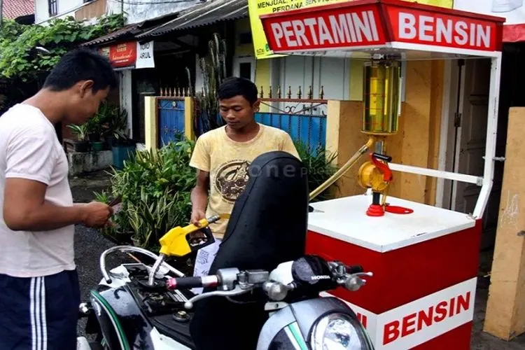 Walau terus menuai pro-kontra dan dianggap ilegal, bisnis penjualan bahan bakar minyak (BBM) eceran berbentuk stasiun pengisian bahan bakar mini (Pertamini) semakin marak di tengah masyarakat. (Ilustrasi/Okezone)