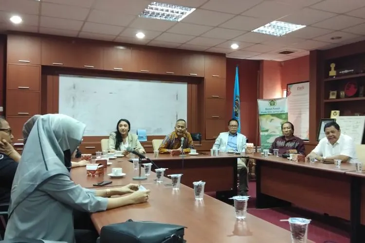 Staf Khusus Presiden Joko Widodo yang juga CEO dan Founder Creativepreneur, Putri Indahsari Tanjung, bertamu ke Kantor PWI Pusat, Lantai 4 Gedung Dewan Pers, Jakarta Pusat, Kamis (23/1/2020). (Humas HPN 2020)