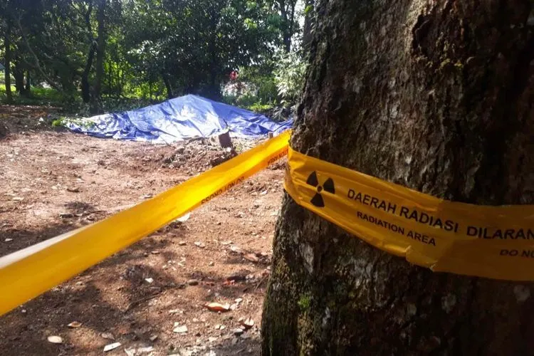 Garis perimeter dipasang di areal penemuan limbah radioaktif di Perumahan Batan Indah, Tangerang Selatan. (rri.co.id)