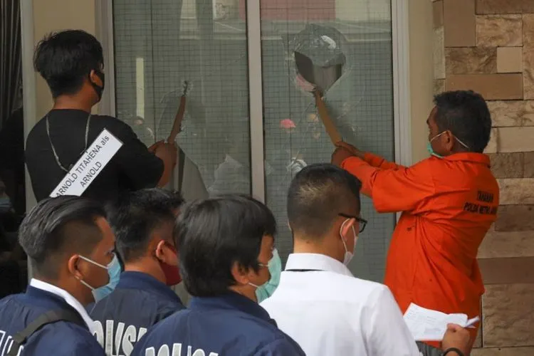 Reka adegan pengrusakan rumah Nus Kei di cluster Australia di Perumahan Green Lake City, Kota Tangerang, Banten, Rabu (24/6). [Suara.com/Alfian Winanto]