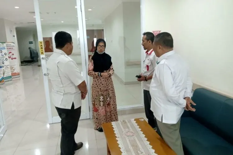 Perwakilan Alfamart saat menemui Novi, istri korban terluka gedung roboh di Slipi (Alfamart)
