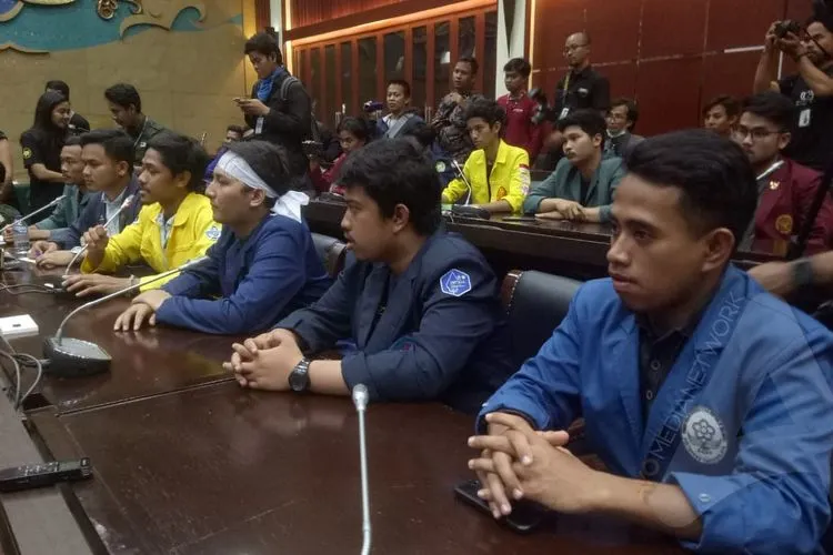 Perwakilan mahasiswa diterima di ruang Baleg DPR RI/Ayojakarta.com