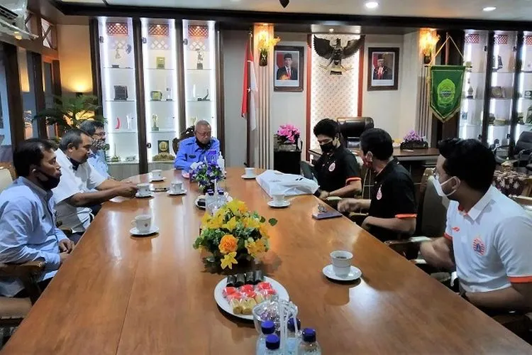 Manajemen Persija Jakarta bertemu dengan Bupati Bantul Suharsono di ruang kerjanya, Selasa (4/8/2020). (ist)