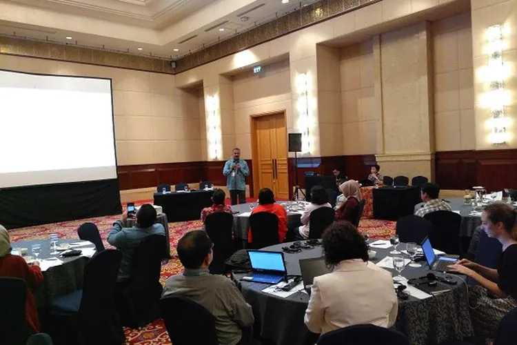 Perwakilan World Health Organization (WHO) untuk Indonesia, N. Paranietharan (berdiri), saat forum diskusi COVID-19 bersama wartawan, di Hotel Ritz Carlton, Jakarta Selatan, Kamis (5/3/2020).