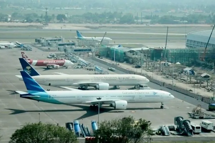 Pesawat Garuda Indonesia dan beberapa maskapai lainnya di Bandara Internasional Soekarno-Hatta, Tangerang, Banten.  Foto: Republika TV/Wisnu Aji Prasetiyo