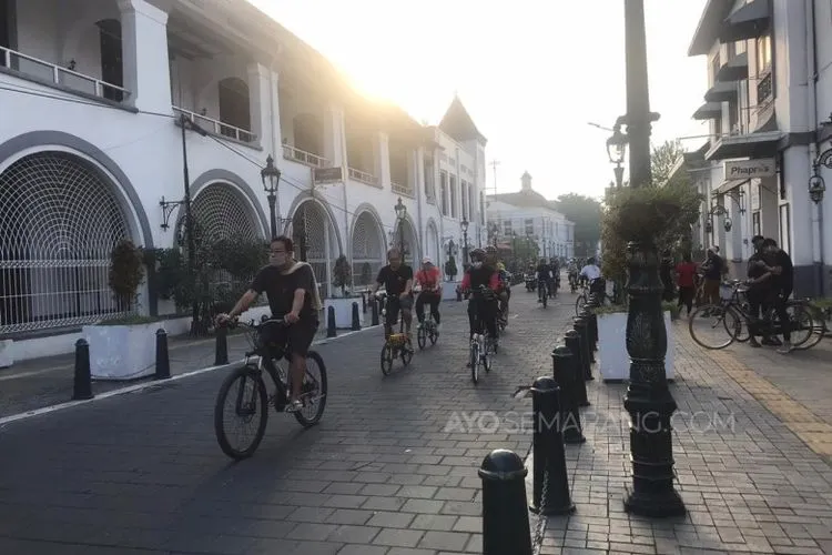 Kawasan Kota Lama Semarang dipadati pesepeda, Minggu (14/6/2020) pagi. (Ayosemarang.com/Kemmy Wijaya)