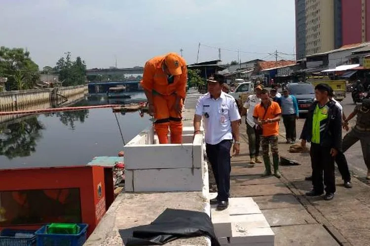 Penempatan pot dan tanaman di Kawasan Pasar Pesing Koneng/barat.jakarta.go.id