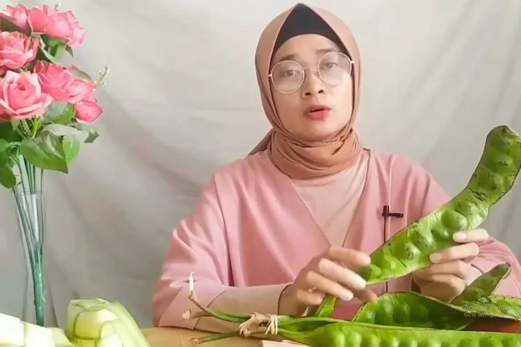Youtuber dalam akun channel Tips Review and Tutoeial Eva&Ridwan memberikan cara menyimpan petai agar bisa awet hingga setahun/ Youtube