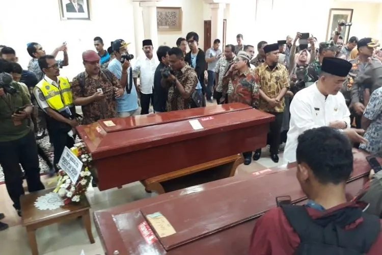 Peti jenazah warga Sumbar yang meninggal karena kerusuhan di Wamena Papua sampai di Bandara Internasional Minangkabau, Sumbar, Kamis (26/9/2019)/Republika