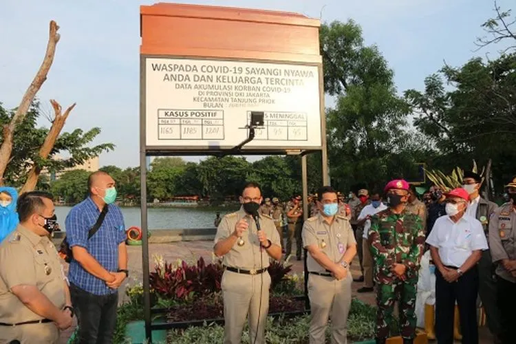 Gubernur Anies Baswedan berpidato di depan peti mati Covid-19 di Kelurahan Sunter Jaya, Tanjung Priok, Jakarta Utara, Selasa (1/9/2020). (dok Humas Pemprov DKI Jakarta )