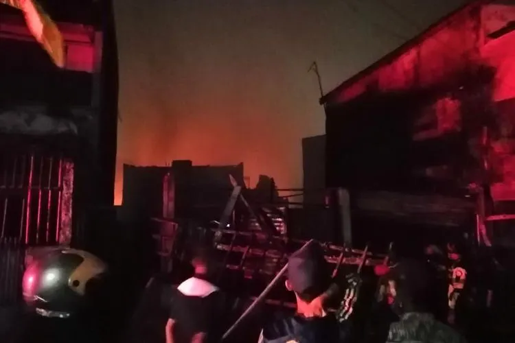 Petugas damkar berusaha memadamkan api di Tambora, Jakarta Barat, Selasa (11/8) malam WIB. (Foto: Akhmad Nursyeha/Republika)