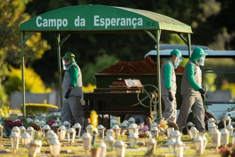 Petugas di pemakaman Campo de Esperanza di Brasilia, Brasil. Angka kematian akibat Covid-19 di Brasil terus bertambah. WHO menyatakan Benua Amerika jadi episentrum baru pandemi Covid-19.  (Foto: EPA-EFE/Joedson Alves)